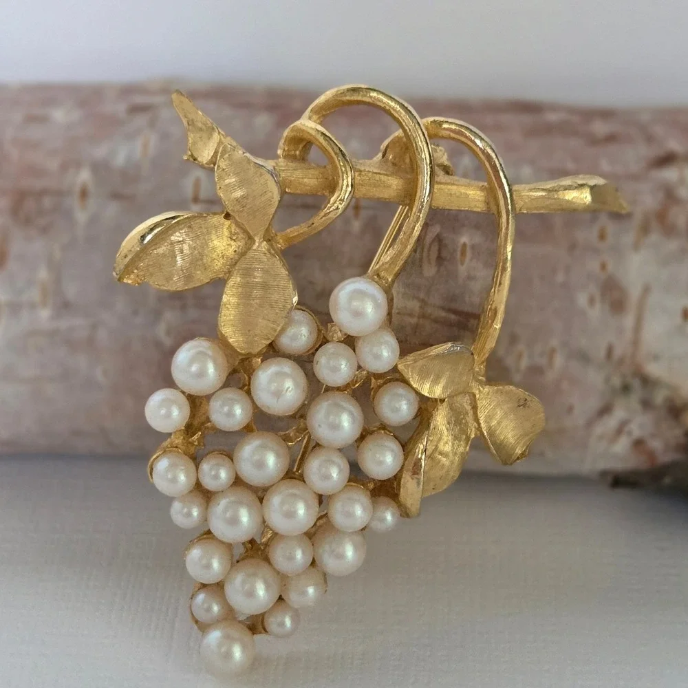 Vintage Brooch Gold Tone Faux Pearl Grape Cluster Leaves Pin